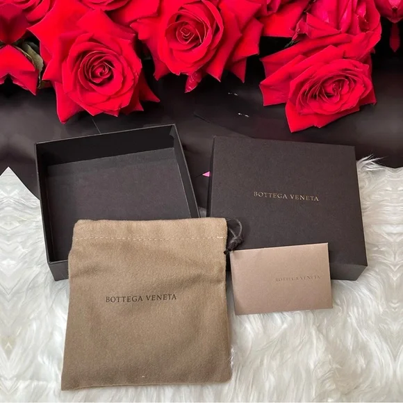 BOTTEGA VENETA Card Holder with Box and Dust Bag - Picture 11 of 12
